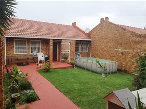 2 Bed Apartment in Die Hoewes