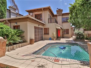 4 Bed House in Moreleta Park