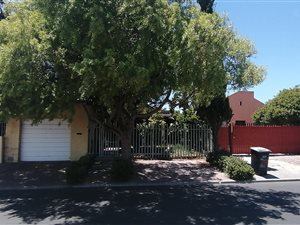 3 Bed House in Malibu Village