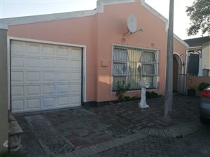 4 Bed House in Strandfontein