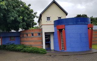 2009 m² Office Space in Meerensee