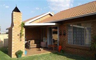 2 Bedroom Simplex in Willow Park Manor