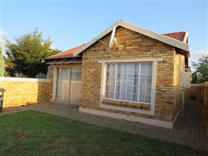 2 Bedroom Townhouse in Heuwelsig Estate
