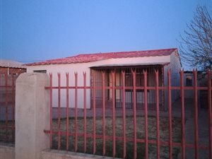 3 Bed House in Roodepan