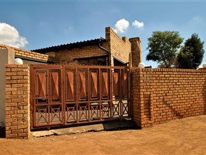 2 Bed House in Molapo