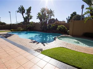 2 Bed Apartment in Pineslopes