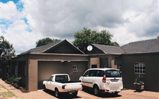 7.5 Bedroom House in Morningside Manor