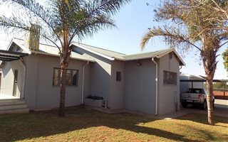 300 m² Commercial space in Lyttelton Manor