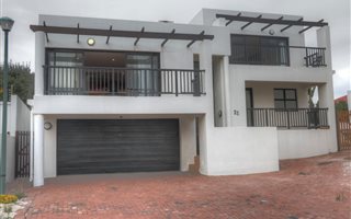 5 Bedroom House in Bloubergstrand