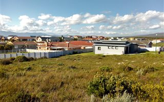 592 m² Land available in Perlemoenbaai