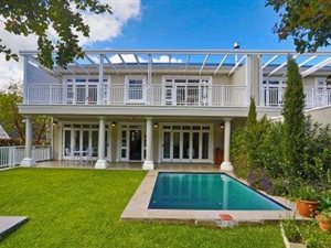 5 Bed House in Bishopscourt Village
