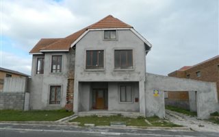 5 Bedroom House in Pelikan Park