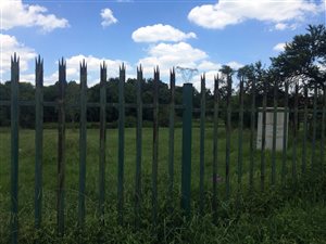 1700 m² Land available in Rothdene