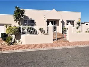 3 Bed House in Strandfontein