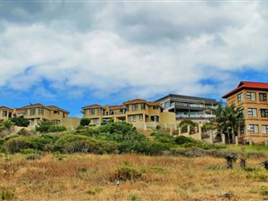 944 m² Land available in Hartenbos Heuwels