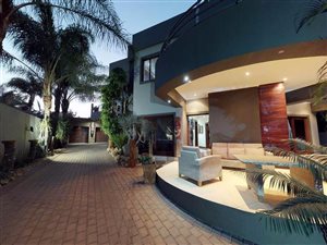 7 Bed House in Silver Lakes Golf Estate
