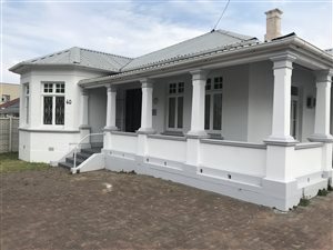 215 m² Commercial space in Southernwood