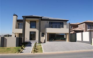4 Bedroom House in Blue Valley Golf Estate