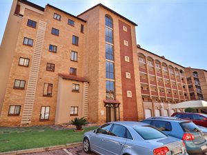 2 Bed Apartment in Die Hoewes