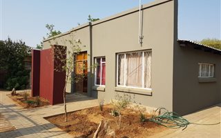 18 Bedroom House in Brandwag