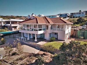 4 Bed House in Whale Rock