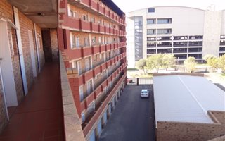 2 Bedroom Flat in Die Hoewes