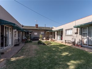 7 Bed House in Crown Gardens