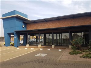 144 m² Retail Space in Aerorand
