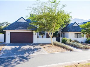 4 Bed House in Pearl Valley