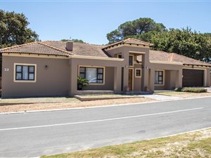 3 Bedroom House in Eikenbosch