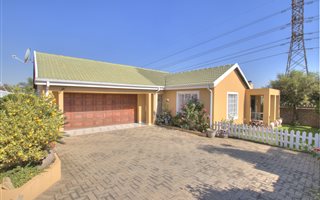3 Bedroom Cluster in Verwoerdpark