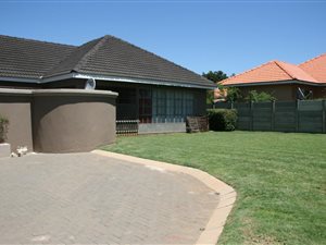 3 Bedroom House in Adamayview