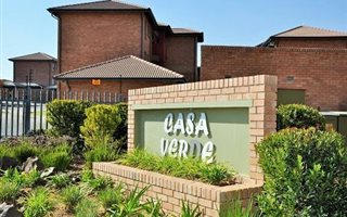 2 Bedroom Apartment in Rooihuiskraal
