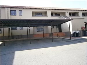 2 Bed Townhouse in Roodepoort West