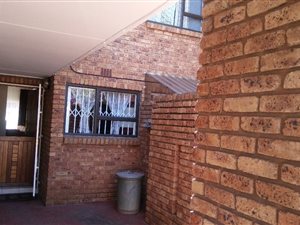 3 Bed Duplex in Flora Gardens