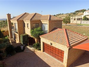 4 Bed House in Noordheuwel