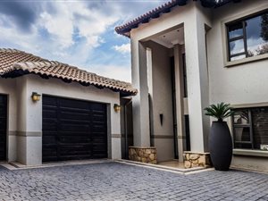 4 Bed House in Ruimsig Country Estate