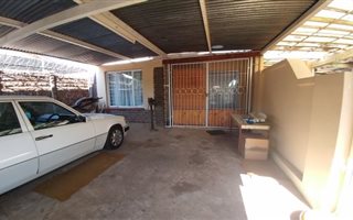 2 Bedroom Garden Cottage in Queenswood