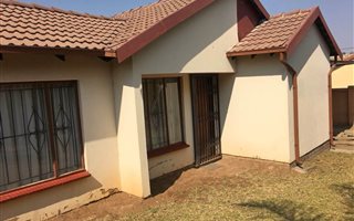 2 Bedroom House in Olievenhoutbosch