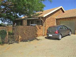 2 Bedroom Townhouse in Rooihuiskraal North