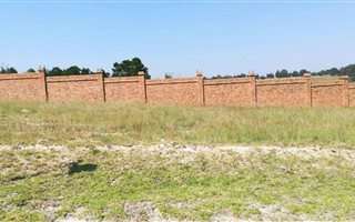 675 m² Land available in Clubville