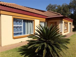2 Bed Townhouse in Vanderbijlpark CE2