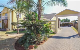 6 Bedroom House in Erasmia