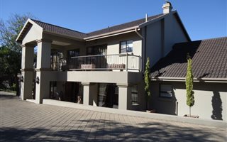 10 Bedroom House in Dan Pienaar