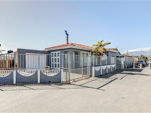 5 Bed House in Gustrouw