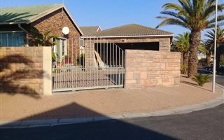 4 Bedroom House in Van Riebeeckstrand