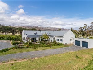 1 ha Farm in Sir Lowrys Pass