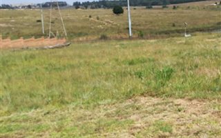 600 m² Land available in Clubville