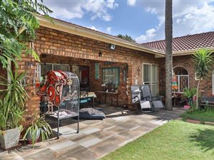 4 Bed House in Marais Steyn Park