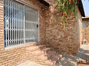 2 Bed Townhouse in Weltevreden Park